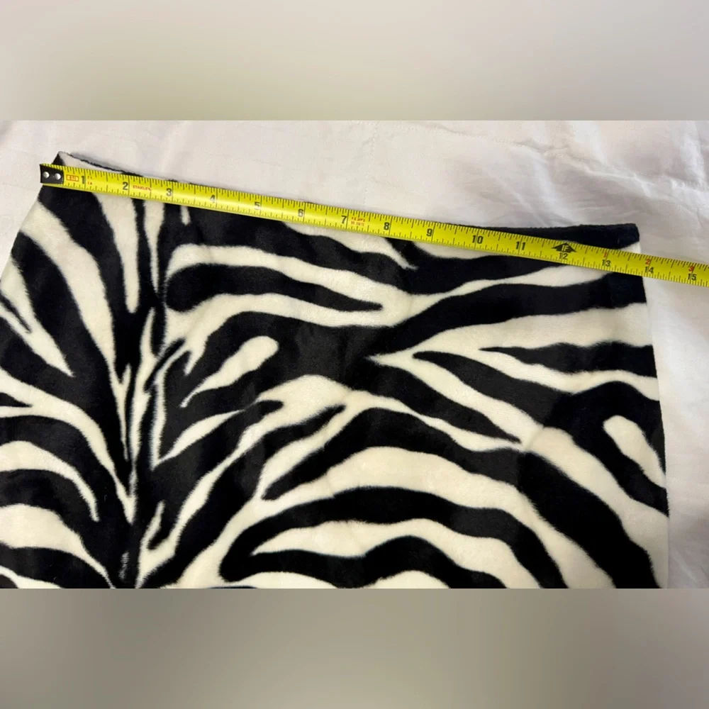 Vintage Express Black and White Zebra Print Fabric - Picture 4 of 11
